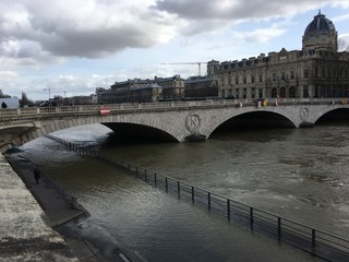 Fototapeta premium Набережные Сены в Париже весной