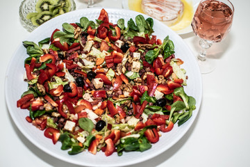 Salat mit Rose Wein