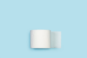 Un rollo de papel higiénico sobre fondo celeste aislado. Vista superior. Copy space