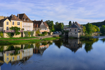 Fototapeta na wymiar Argenton-sur-Creuse (36200) fait des ronds dans l'eau, département de l'Indre en région Centre-Val-de-Loire, France