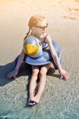 Obraz premium Happy little girl has a fun on the beach.