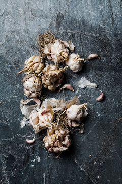 Dried garlic cloves.