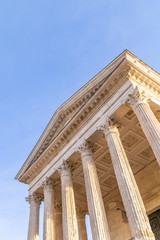 Façade du temple romain de Nîmes, la Maison Carrée (Occitanie, France)