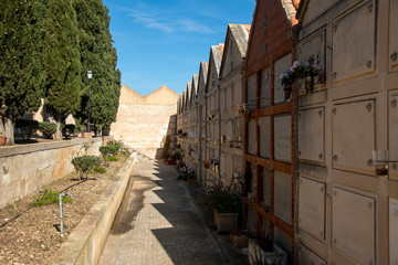Wände für Särge auf einem Friedhof in Spanien 