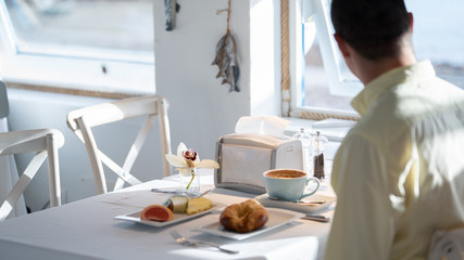 Desayuno cafe croisant con vistas al mar