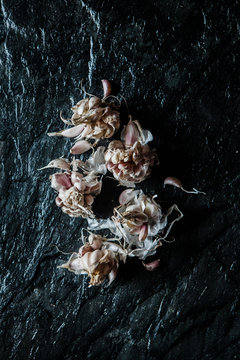 Dried garlic cloves.