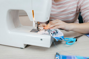 What will quarantine do at home? Engaged in sewing children's protective masks
