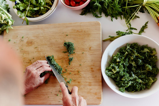 Senior man preparing salade