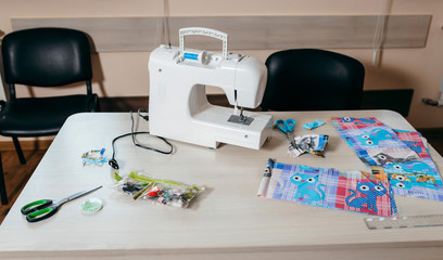 What will quarantine do at home? Engaged in sewing children's protective masks