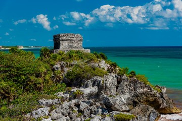 Fototapeta na wymiar Tulum beach in Mexico surrounded by Mayan temples