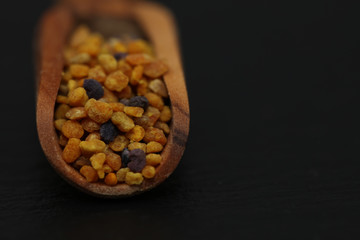 Propolis Bienenpollen Blütenpollen auf einer Gewürzschaufel
