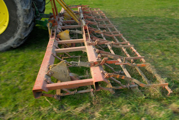 Hersage sur prairie en forte d&eacute;clivit&eacute;/ travail du sol afin d'a&eacute;rer le sol et d&eacute;truire les mousses et mauvaises herbes en surface