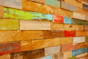 カラフルな木製タイルの壁