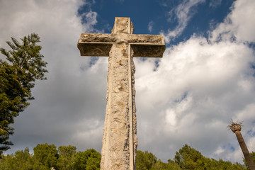 Großes Steinkreuz Friedhof in Spanien
