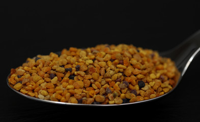 Propolis Blütenpollen Bienenpollen auf einem Löffel