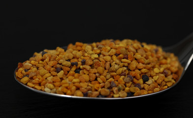 Propolis Blütenpollen Bienenpollen auf einem Löffel