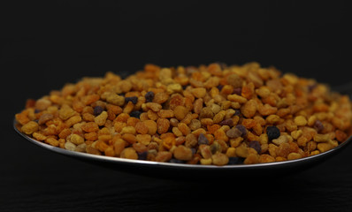 Propolis Blütenpollen Bienenpollen auf einem Löffel