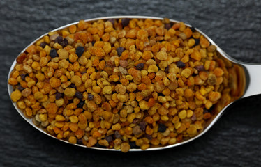 Propolis Blütenpollen Bienenpollen auf einem Löffel