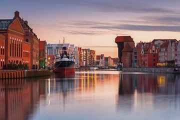 Naklejka premium Gdańsk z pięknym starym miastem nad Motławą o zachodzie słońca, Polska.