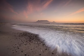 Papier Peint photo autocollant Montagne de la Table Vue grand angle de Table Mountain, l& 39 une des sept merveilles naturelles du monde, vue de la plage de Blouberg à Cape Town Afrique du Sud