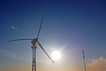 Obraz premium Wind power on the backdrop of the setting sun