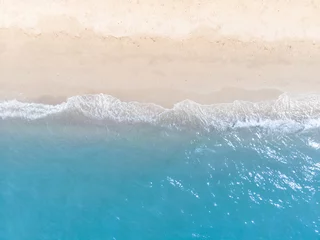 Fotobehang Blauwe zee en wit zandstrand in de zomer landschap voor webadvertentie en poster achtergrond. Luchtfoto van kust kustlijn door drone © MemoryMan