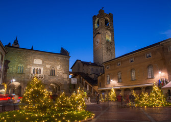 Fototapeta na wymiar Bergamo old square with Christmas decorations illuminated for the holidays