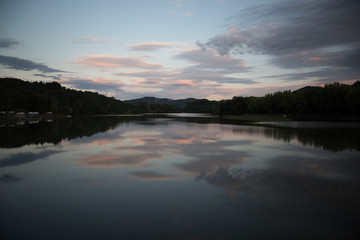 Fototapeta na wymiar tramonto sul lago