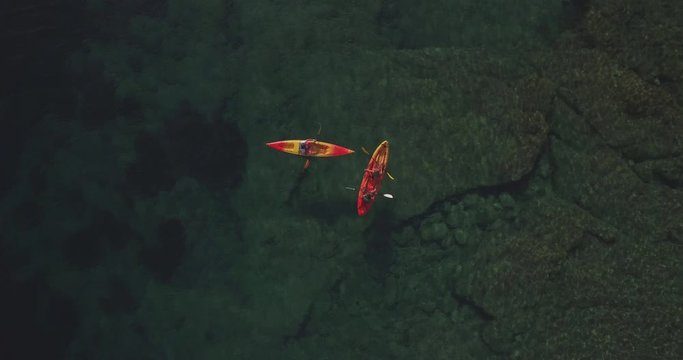 Sublime vue a&eacute;rienne kayak en mer translucide avec fonds marins sport vacances