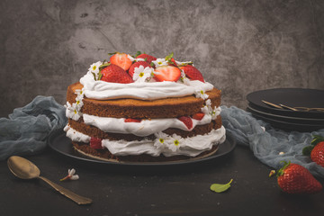 Sponge cake with fresh strawberries
