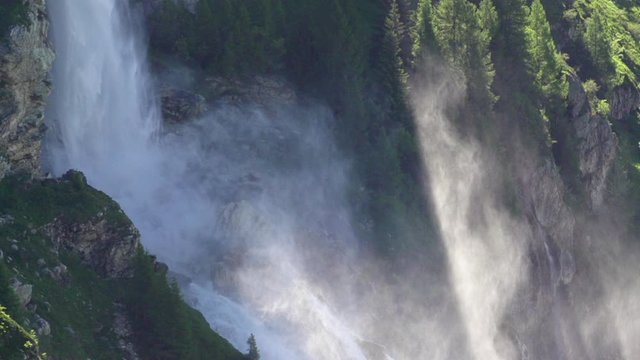 magnifique chutes d'eau montagne été slow motion brume