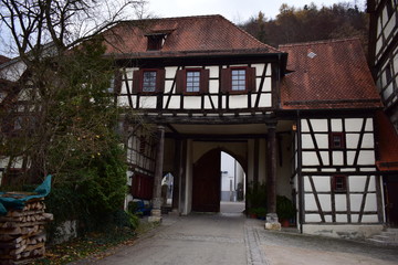 Fototapeta na wymiar Fachwerkhaus mit Tor zum Klosterhof Blaubeuren