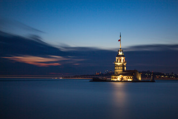 Schönes Sonnenuntergangfoto des Jungfrauenturms (Kiz kulesi) in Istanbul, Türkei © ABDELRAHMAN