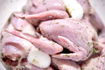 Naklejka premium Close up of raw quail with onions