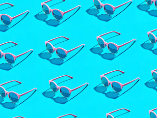 Seamless pattern of pink sunglasses.
