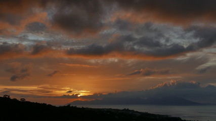 Fototapeta na wymiar coucher de soleil sur Moorea, polynésie française