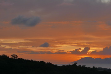 crépuscule sur l'ile de Moorea en polynesie