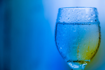 汗をかいたグラスの夏のカクテル