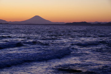 房総半島から見る夕暮れの富士山