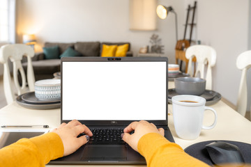 mujer trabaja en casa en su computadora y su tablet tomando café yo me quedo en casa coronavirus corona virus covid-19
