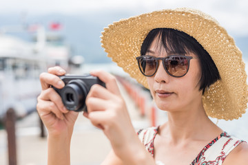 woman with hat take a pictures