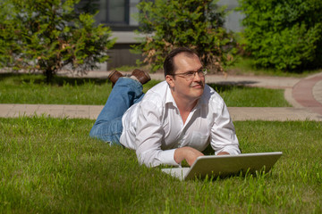 Obraz premium Adult man with laptop
