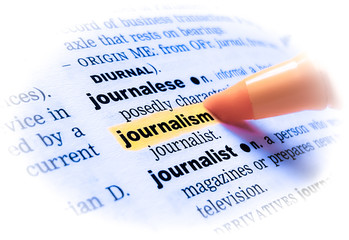 Obraz premium A close up of the word: JOURNALISM in a dictionary, highlighted in yellow and showing part of its definition.