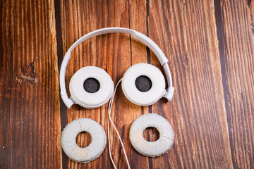 need a replacement embouchures on old white earbud