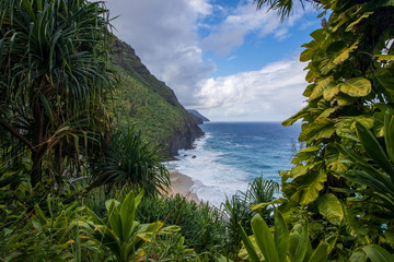  Hawaii Kauai Napali coast Kalalau trail. Kalalau hiking trail the Kauai, Hawaii overlooking the ocean © Inna Zakharchenko