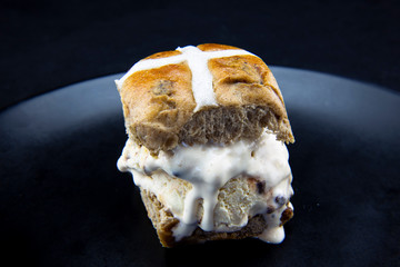 Hot cross bun ice cream sandwiche