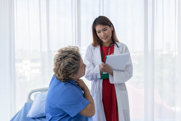 Obraz premium Young attractive Asian doctor is discussing to the patient about her symptoms, healtcare and hospital concept.