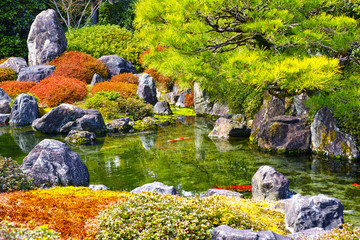 春のカラフルな日本庭園の景観