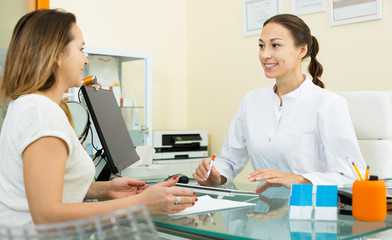 Obraz premium Female client visiting in aesthetic medicine center