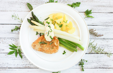 Schnitzel mit frischem Spargel und Kartoffeln Teller overhead Top View
